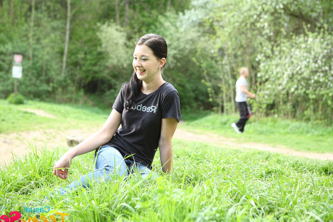 21P Amateur Lolly Pop wird verführt und ausgezogen, bevor sie im Wald einen Schwanz reitet