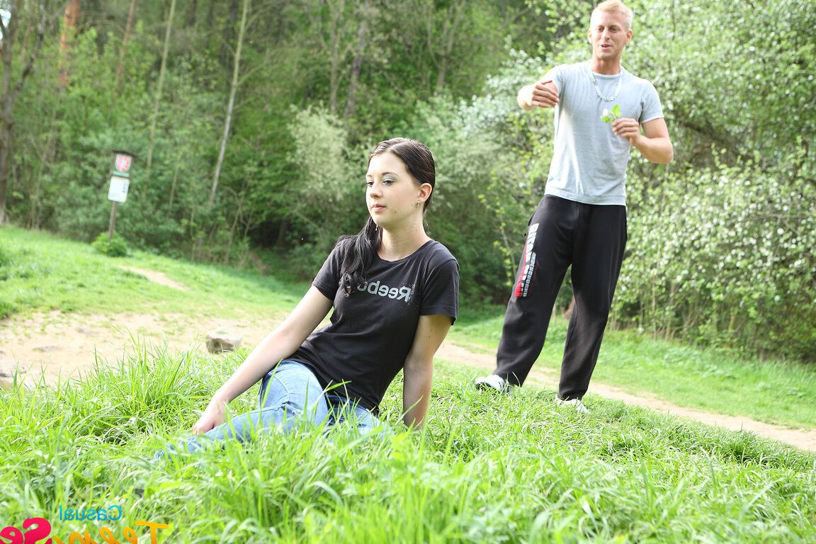 21P Amateur Lolly Pop wird verführt und ausgezogen, bevor sie im Wald einen Schwanz reitet