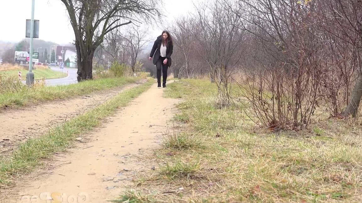 15P Nicolette Noir s'accroupit pour faire pipi dont elle a cruellement besoin en marchant sur un chemin de terre
