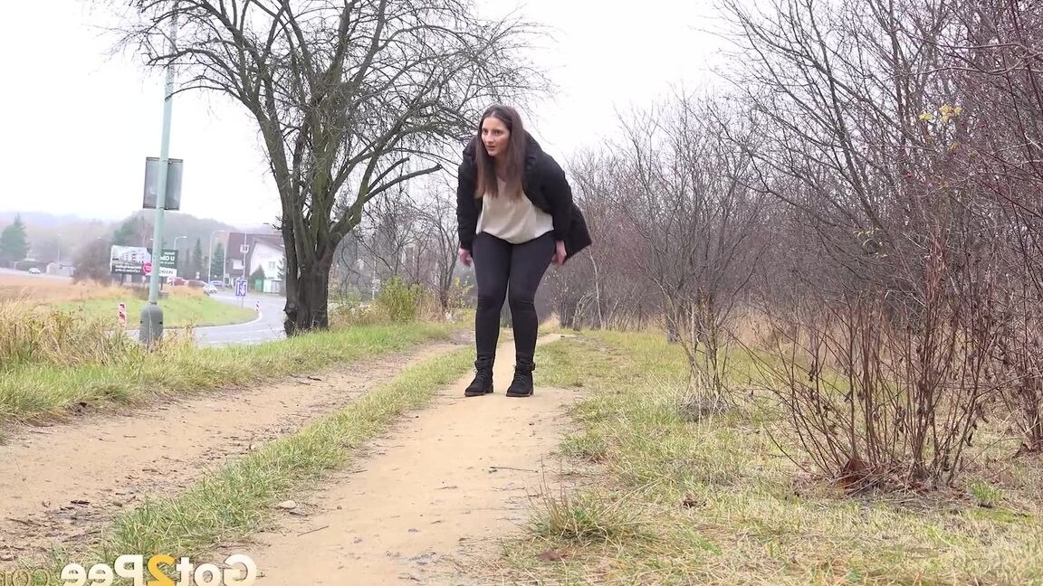 15P Nicolette Noir s'accroupit pour faire pipi dont elle a cruellement besoin en marchant sur un chemin de terre