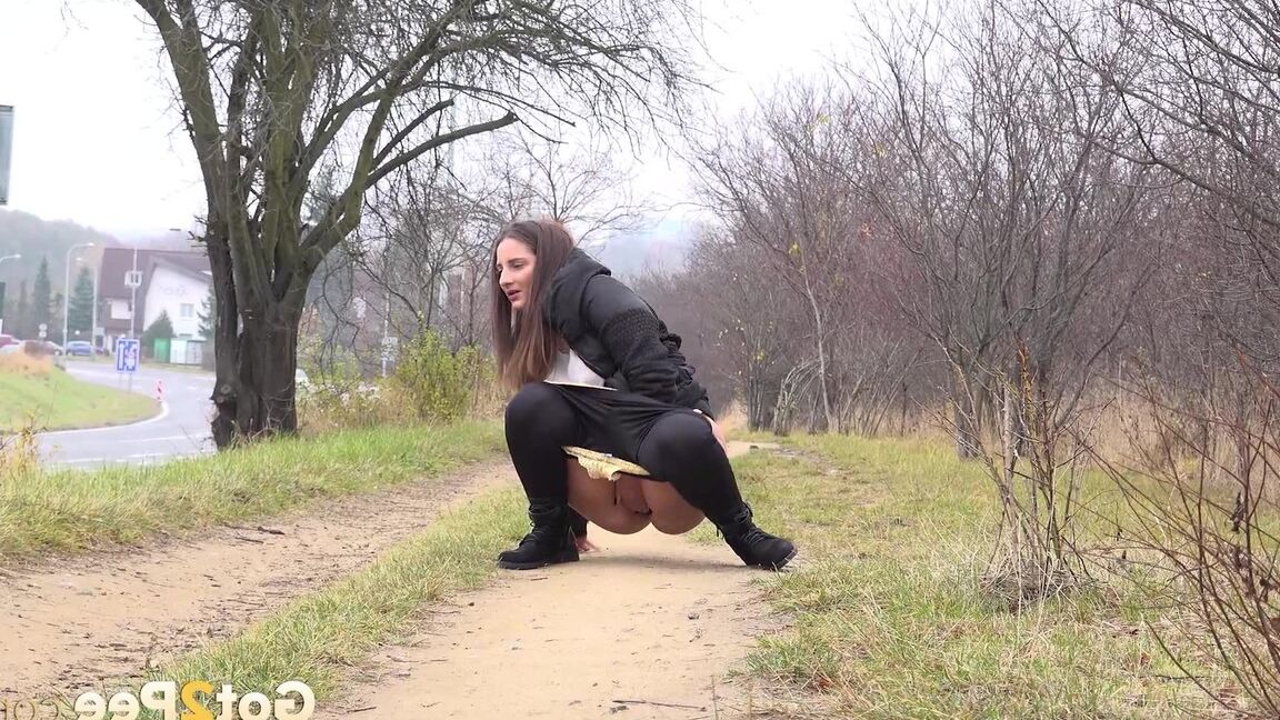 15P Nicolette Noir s'accroupit pour faire pipi dont elle a cruellement besoin en marchant sur un chemin de terre