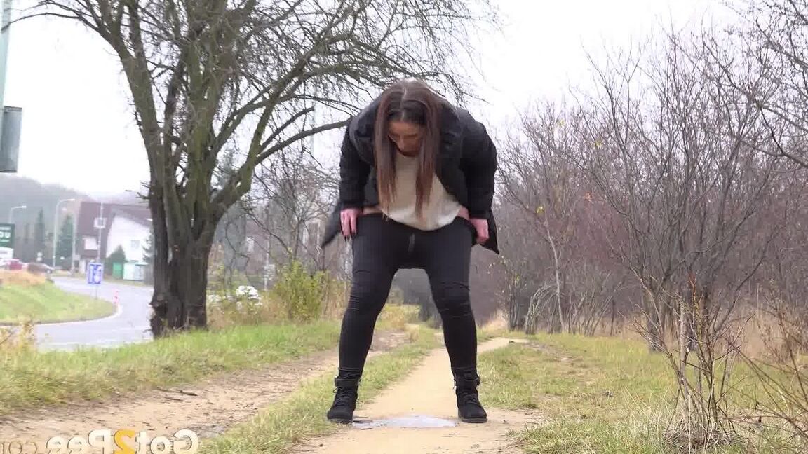 15P Nicolette Noir s'accroupit pour faire pipi dont elle a cruellement besoin en marchant sur un chemin de terre