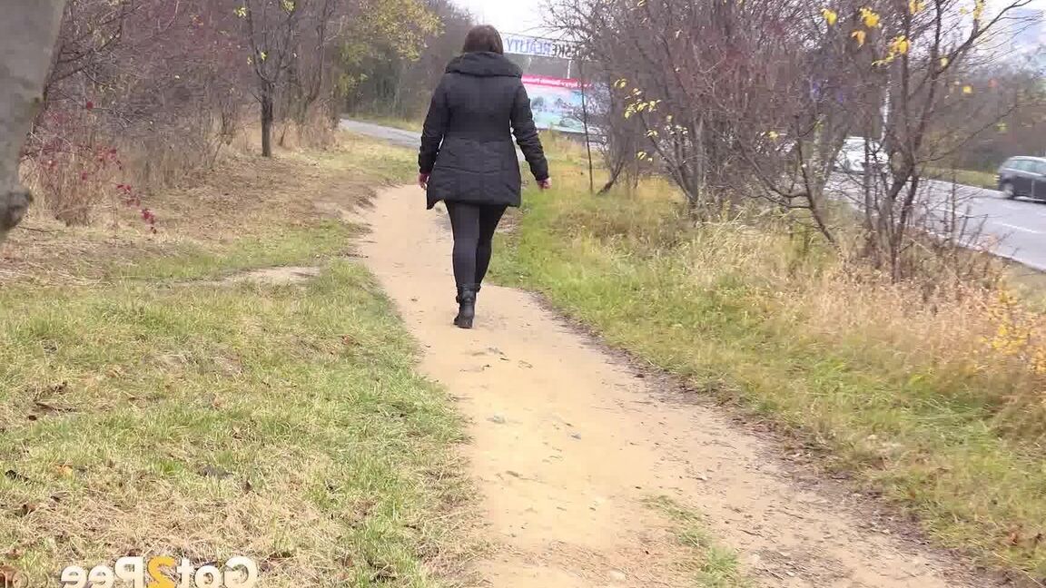 15P Nicolette Noir s'accroupit pour faire pipi dont elle a cruellement besoin en marchant sur un chemin de terre