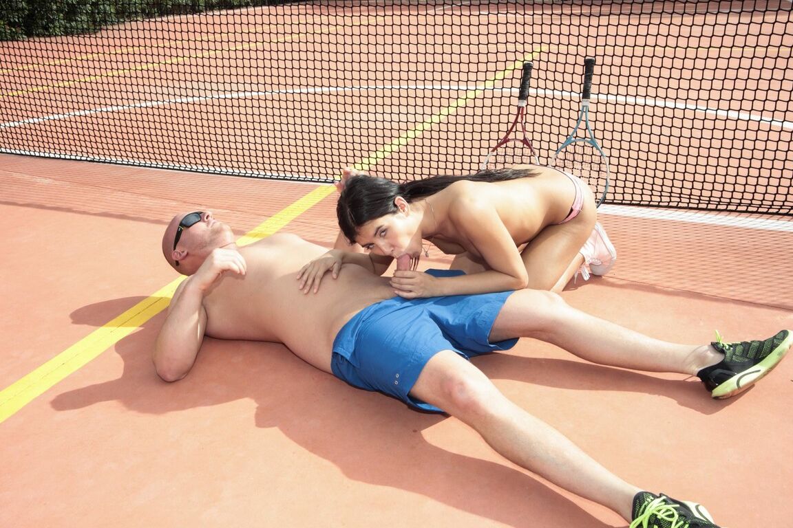 16P Morena joven seducida y follada por su entrenador de tenis
