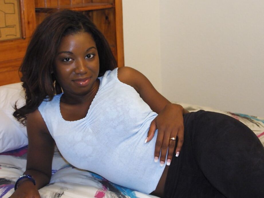 16P Audree James, une femme d'ébène aux gros seins, se déshabille et pose nue sur le lit.