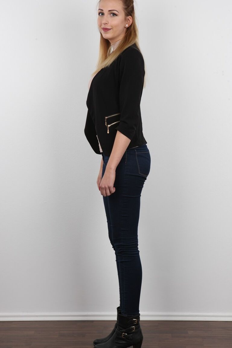 20P Das hübsche Model Eva zieht ihre Jeans aus, um nackt für den großen Auftritt zu posieren