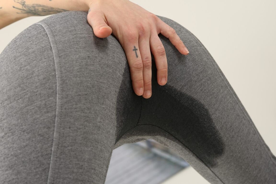 15P Teen Debra Dee mouille son pantalon de yoga moulant