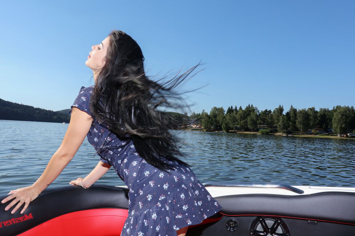 21P Die tschechische Schönheit Lady Dee zeigt ihre kahle Muschi und ihre sexy Beine auf einem Boot