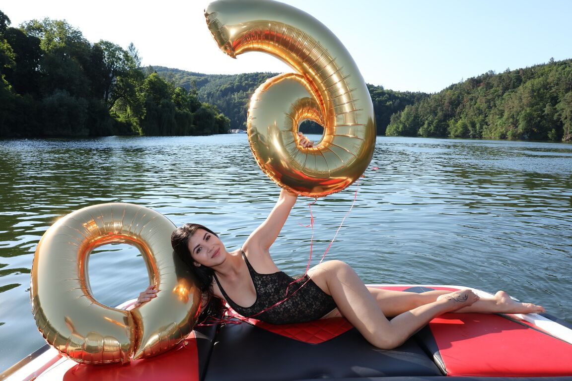 21P Die tschechische Schönheit Lady Dee zeigt ihre kahle Muschi und ihre sexy Beine auf einem Boot