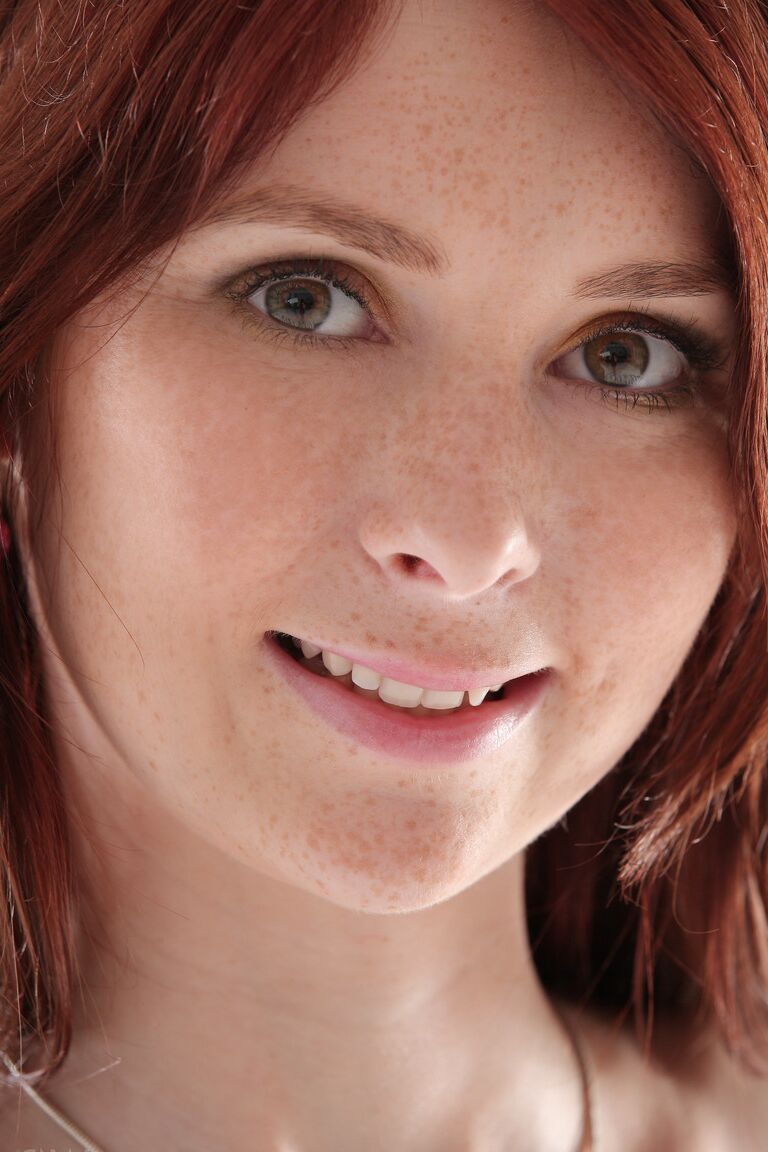 21P Kattie Gold, une jeune rousse, montre de près ses gros seins et ses trous roses.