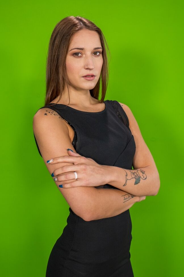 21P La linda Mina K muestra sus bonitas tetas y le llenan el culo con una polla