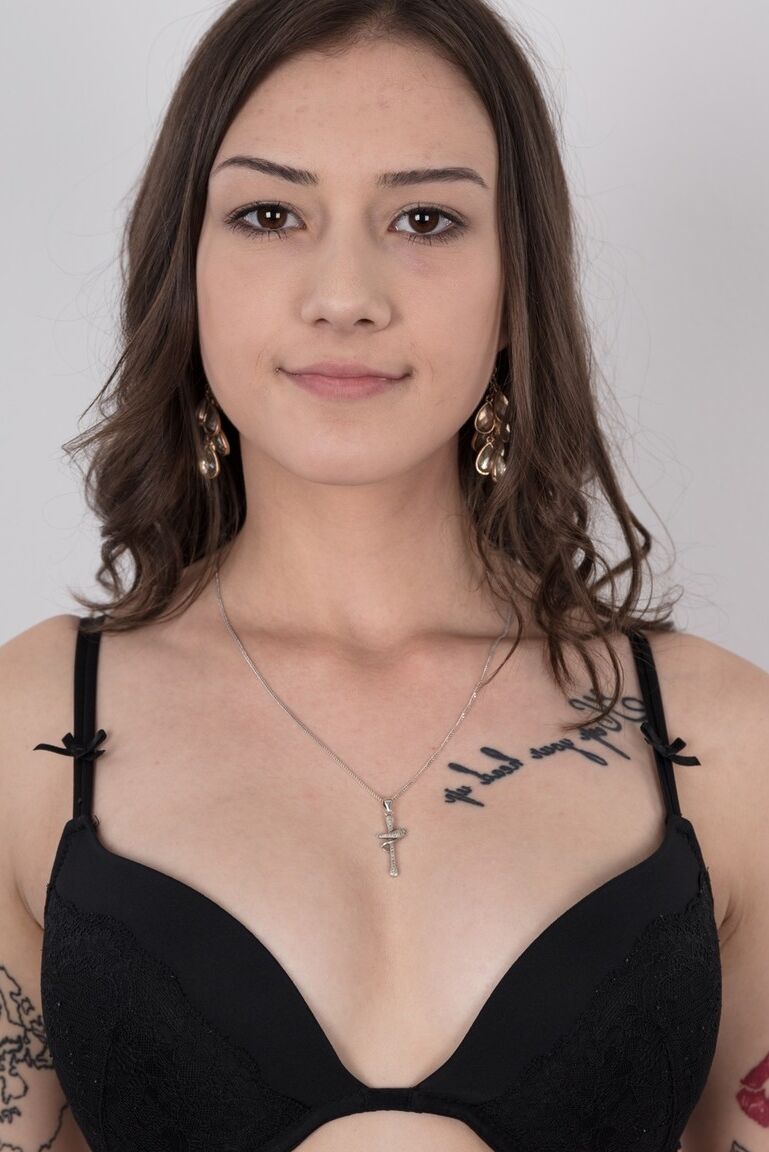 20P La belleza de ojos marrones Jolana se desnuda para dejar al descubierto su cuerpo tatuado ante la cámara