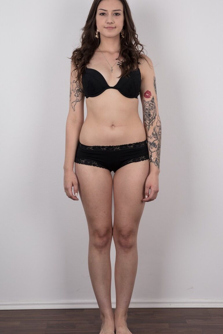 20P La belleza de ojos marrones Jolana se desnuda para dejar al descubierto su cuerpo tatuado ante la cámara