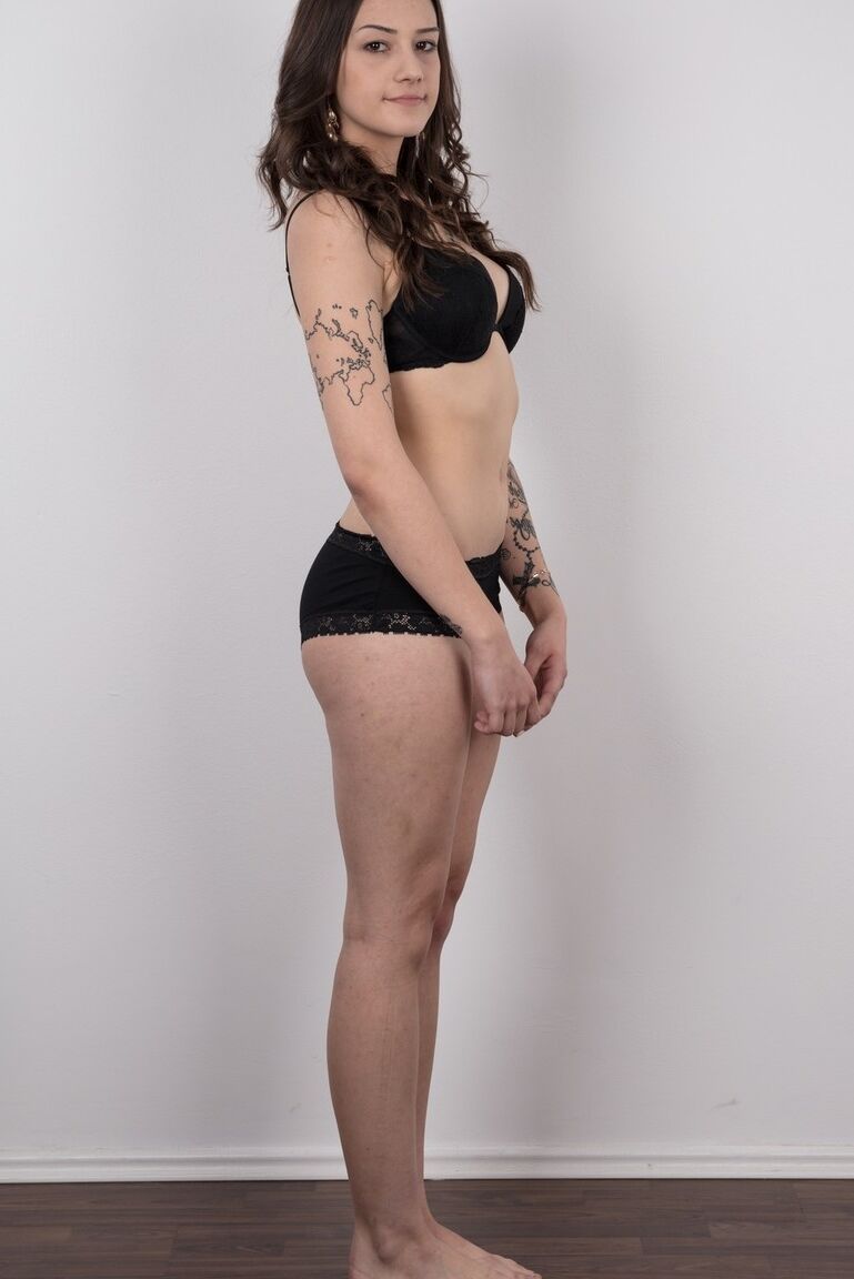 20P La belleza de ojos marrones Jolana se desnuda para dejar al descubierto su cuerpo tatuado ante la cámara