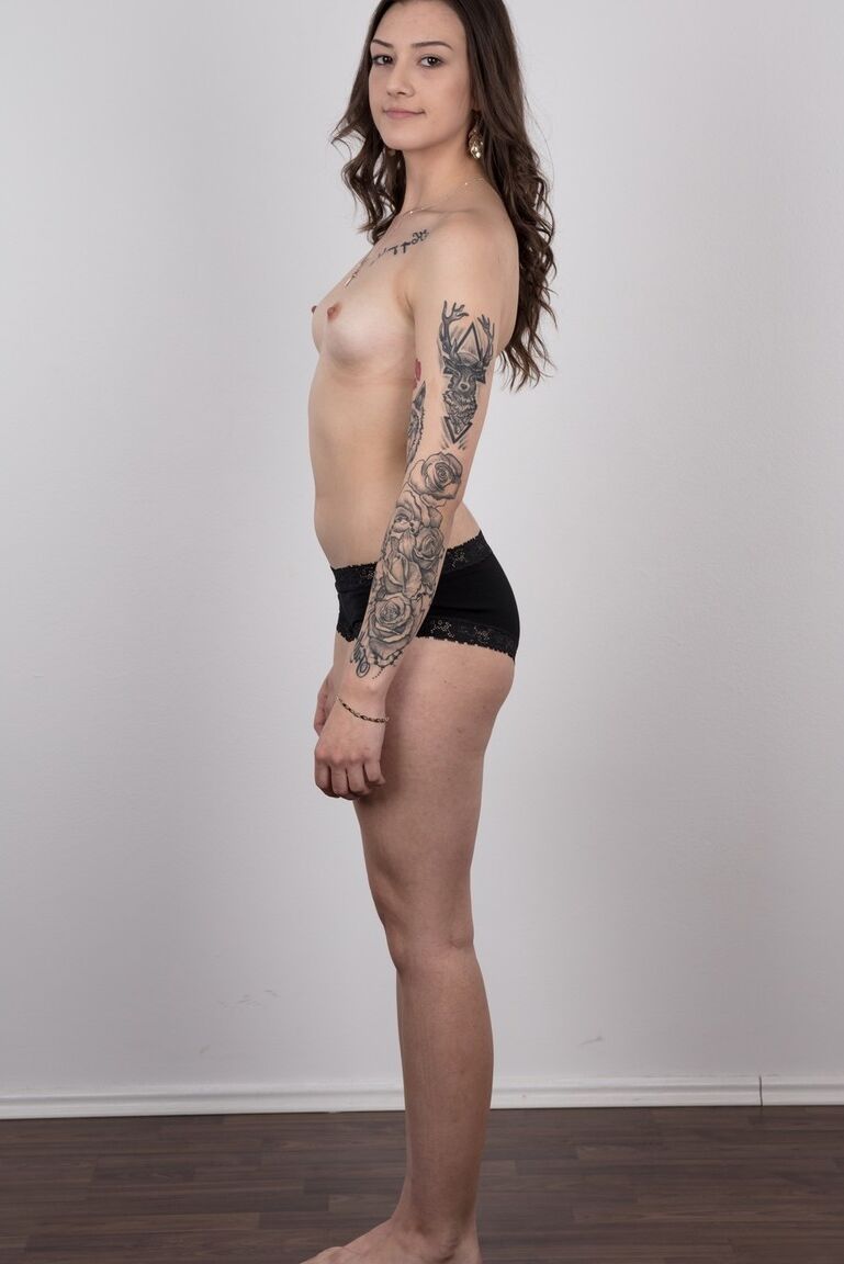 20P La belleza de ojos marrones Jolana se desnuda para dejar al descubierto su cuerpo tatuado ante la cámara