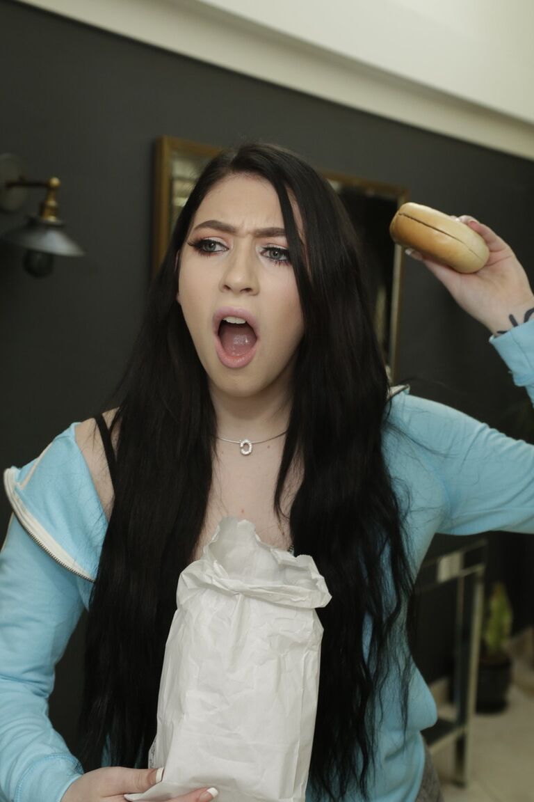 21P La encantadora adolescente Kali Roses follada duro por su delicioso coño después de un delicioso 69
