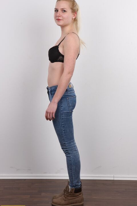 20P Rubia amateur Tena modela completamente vestida y luego totalmente desnuda