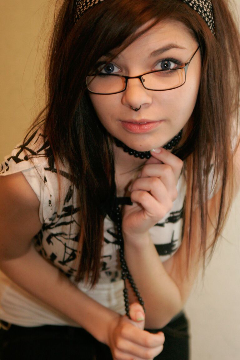 15P Solo girl Kaira 18 tira os óculos enquanto está totalmente vestida