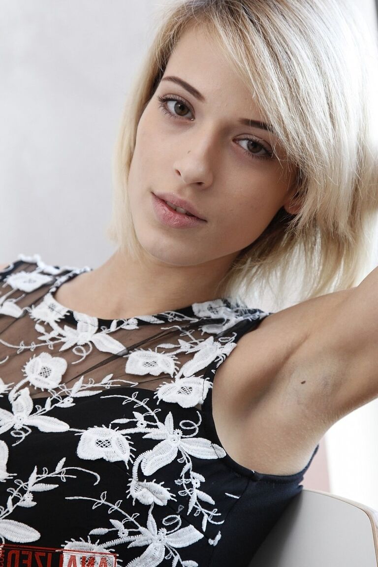 17P Die schlanke, blassblonde Ria Sunn zieht sich aus, um ihren zierlichen Arsch zu spreizen