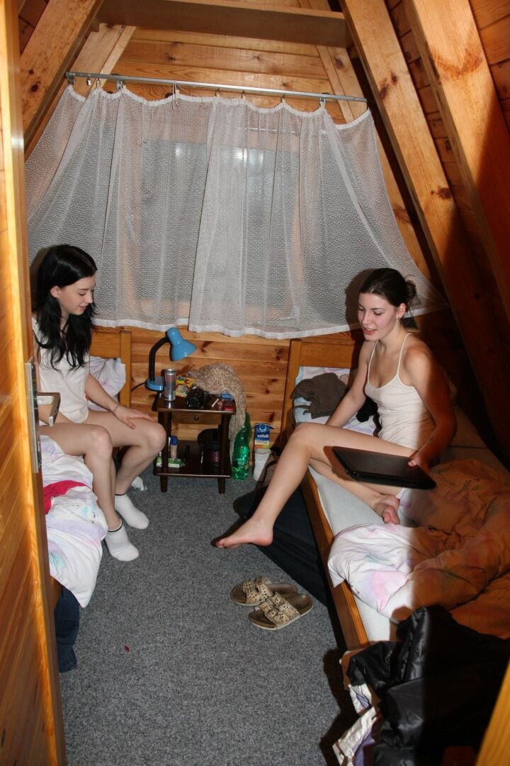 15P Jóvenes lesbianas se dan placer mutuamente en el coño detrás de las puertas cerradas del baño