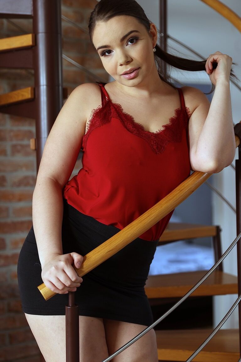 21P, la beauté de 25 ans, Sofia Lee, montre ses gros seins et son manchon gonflé dans les escaliers.