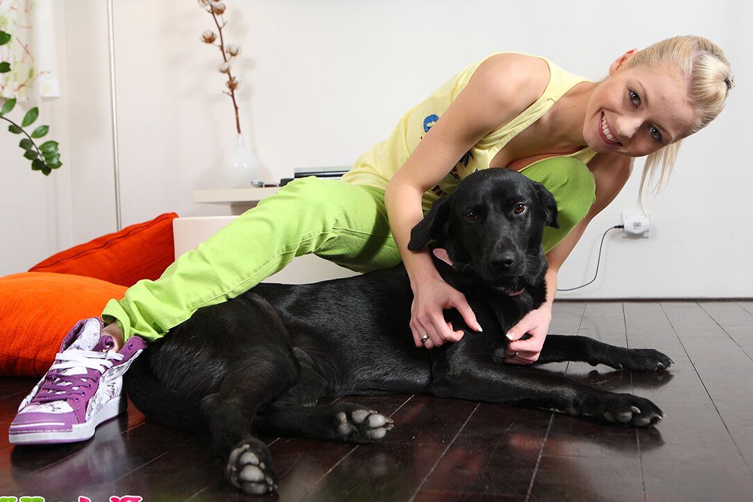 15P A linda adolescente loira Pinky June brinca com seu cachorro antes de tirar a blusa