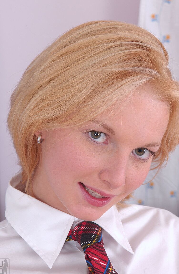 21P Blondes Schulmädchen Mischel Crazy verliert ihre Uniform und spielt mit ihrer kleinen Vagina