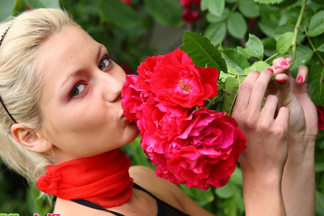 15P La jeune blonde Kiki 18 ans se doigte la chatte dans une roseraie en tutu