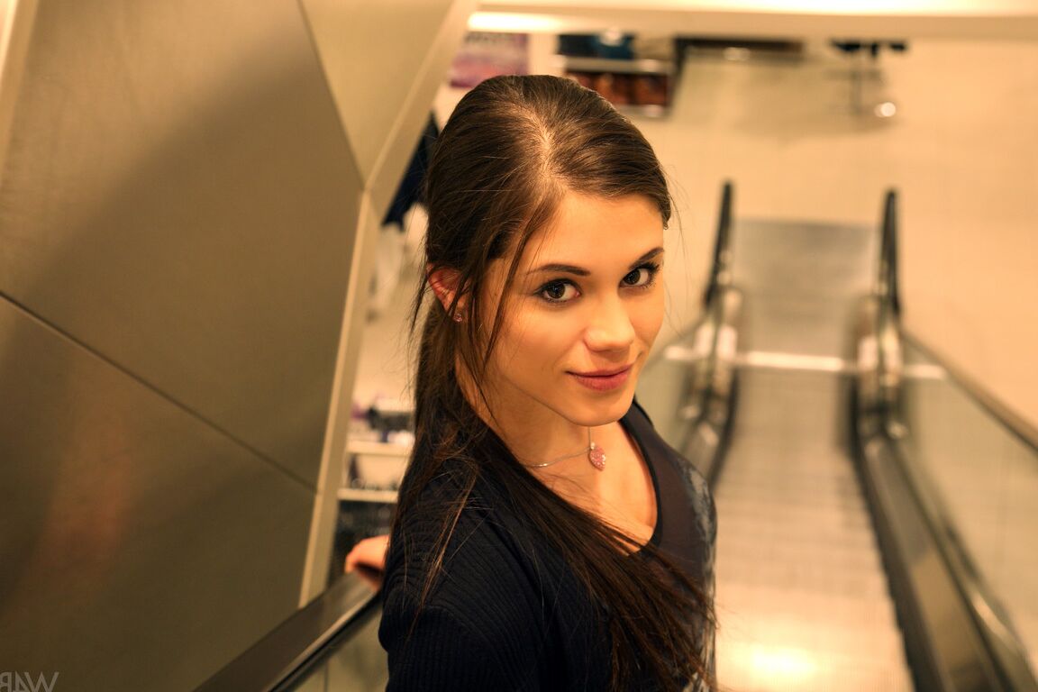 20P Slim adolescente Little Caprice posa em meias