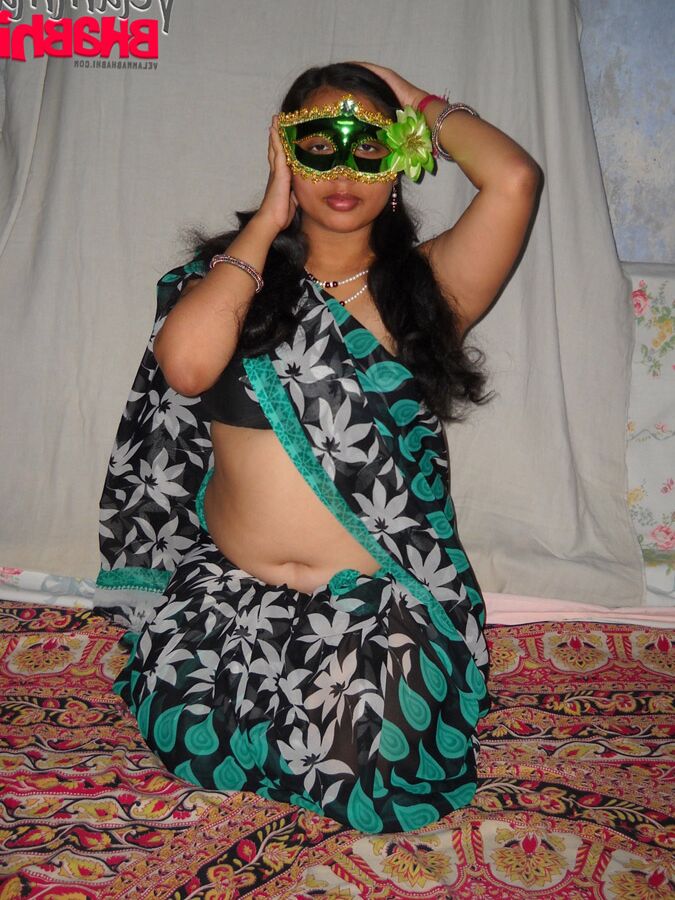 12P 太ったインドのアマチュア Velamma Bhabhi がマスクを着用しながら完全に裸になります