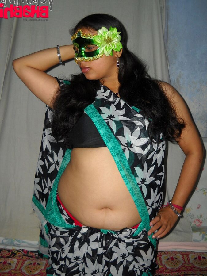 12P 太ったインドのアマチュア Velamma Bhabhi がマスクを着用しながら完全に裸になります