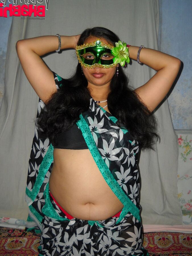 12P 太ったインドのアマチュア Velamma Bhabhi がマスクを着用しながら完全に裸になります