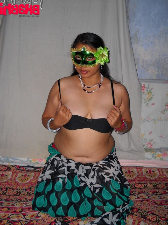 12P 太ったインドのアマチュア Velamma Bhabhi がマスクを着用しながら完全に裸になります