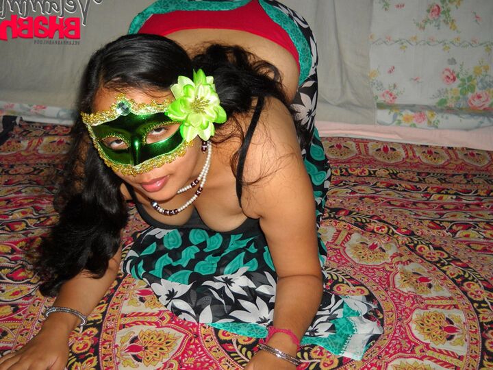12P 太ったインドのアマチュア Velamma Bhabhi がマスクを着用しながら完全に裸になります