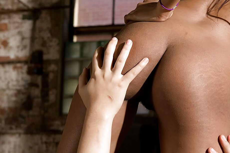 16P Sexo lésbico interracial caliente con las amateurs Fae y Kiki por primera vez