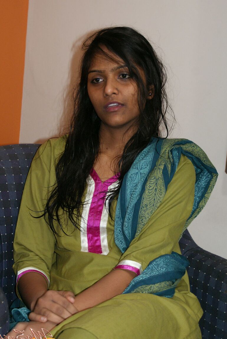 12P La india divya se quita el traje shalwar para posar desnuda por primera vez