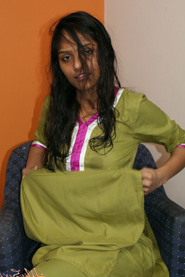 12P La india divya se quita el traje shalwar para posar desnuda por primera vez