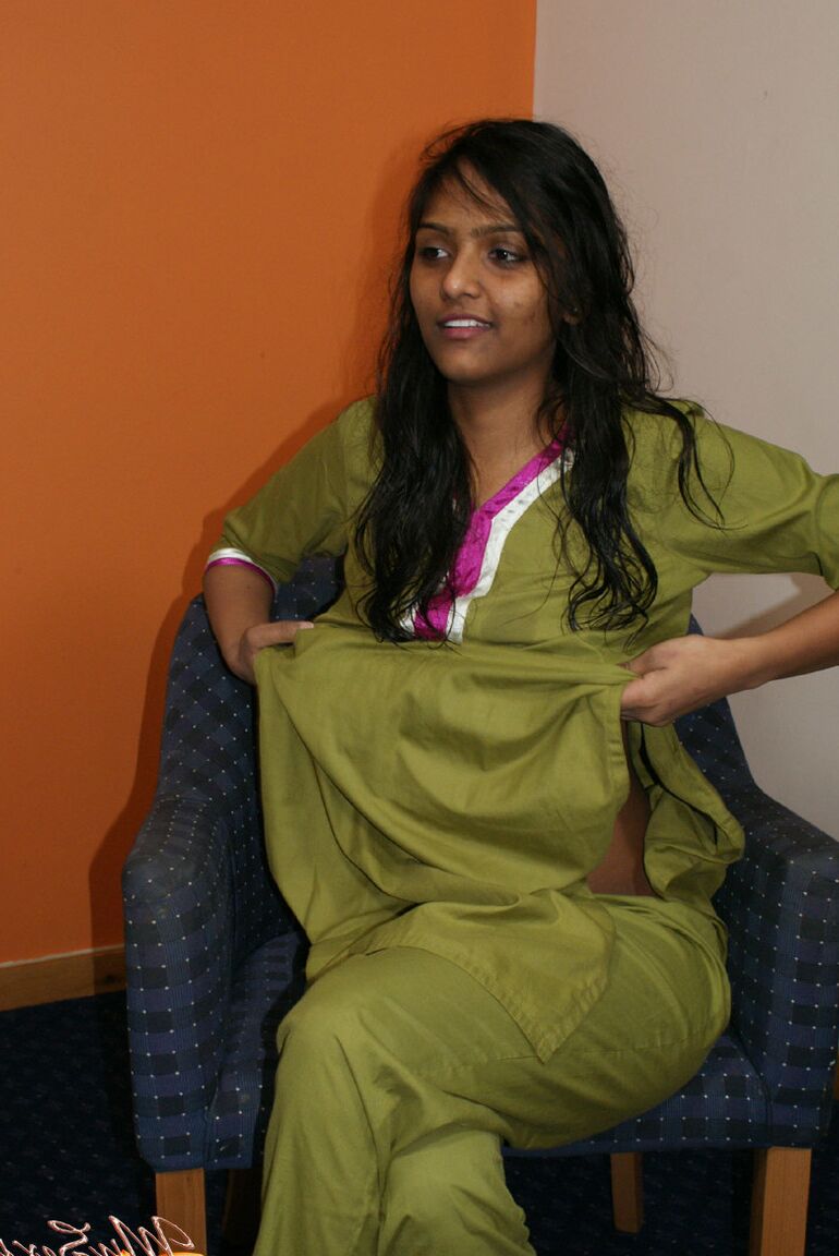 12P La india divya se quita el traje shalwar para posar desnuda por primera vez