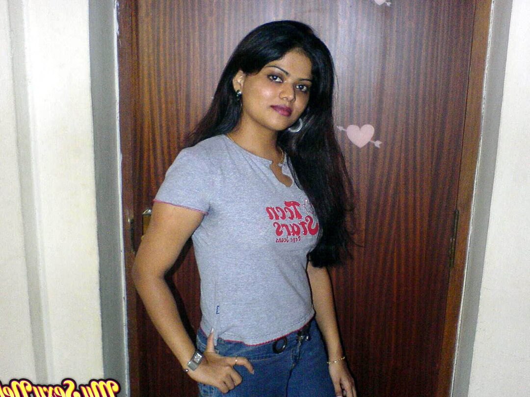 15P Pequena garota indiana revela grandes naturais depois de remover jeans