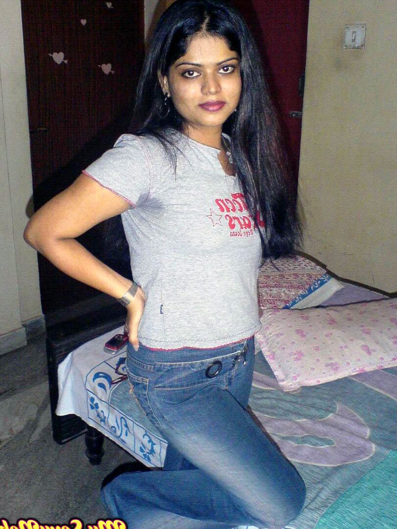 15P Pequena garota indiana revela grandes naturais depois de remover jeans