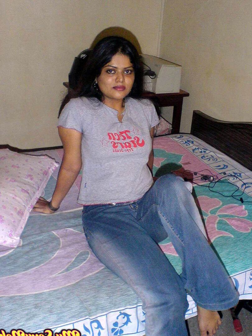 15P Pequena garota indiana revela grandes naturais depois de remover jeans