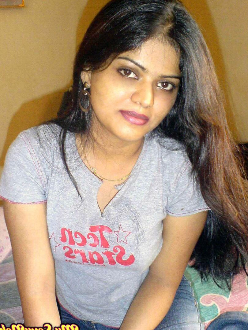15P Pequena garota indiana revela grandes naturais depois de remover jeans