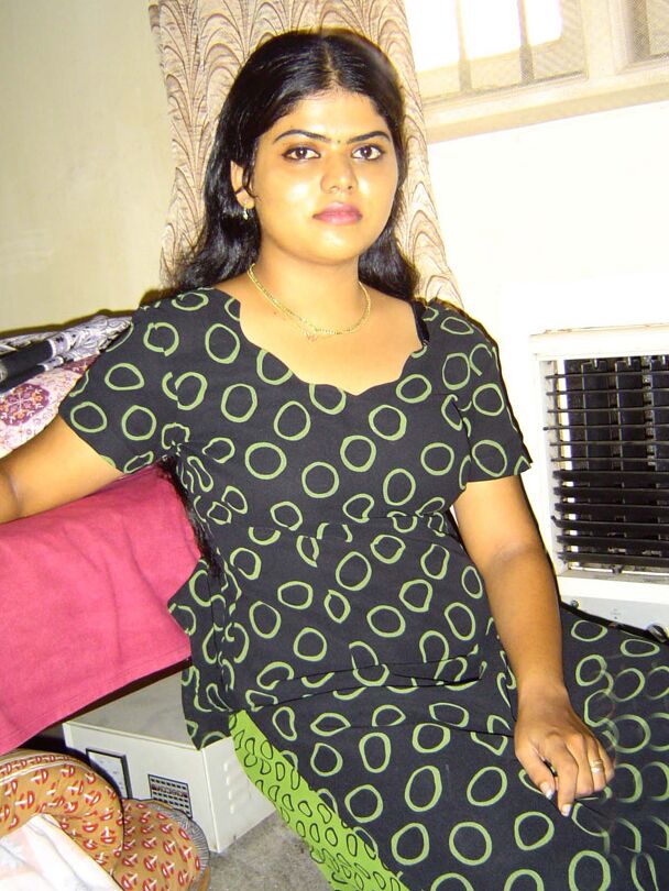 Neha Nair, une indienne solo de 12P, enlève sa robe et ses sous-vêtements pour des poses nues
