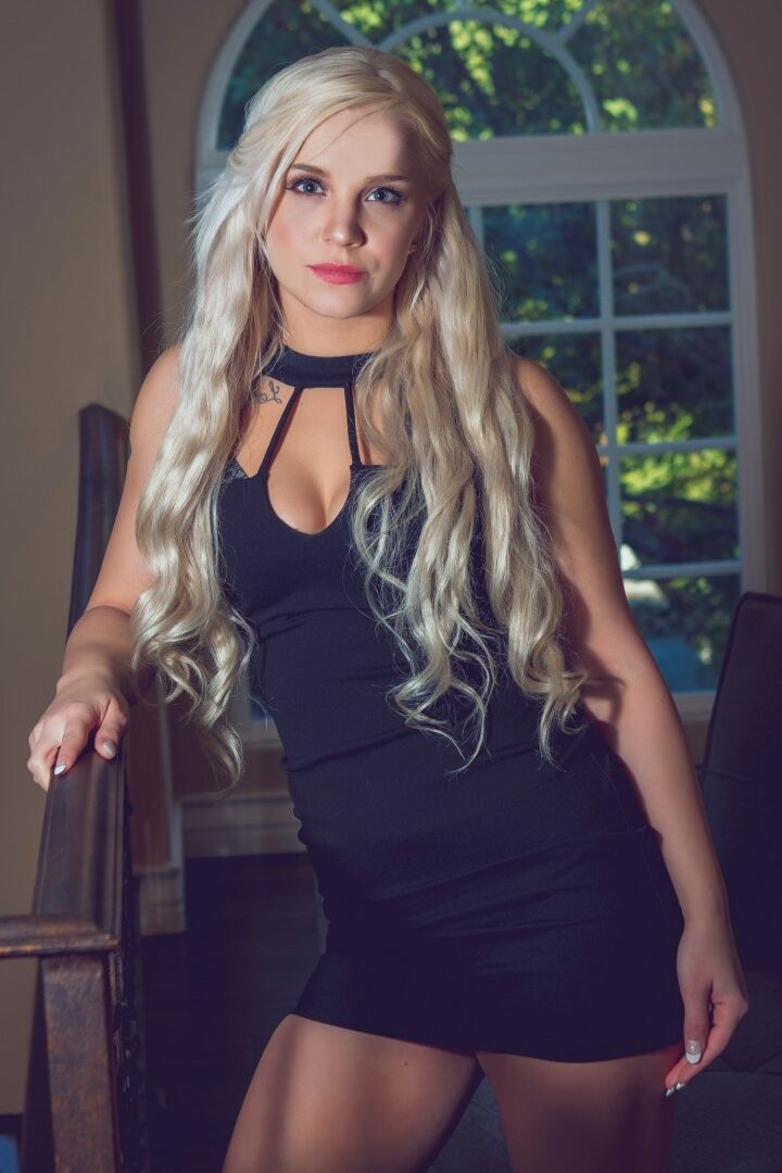 20P Esposa loira gostosa Bella Jane chupa um homem na frente do marido corno