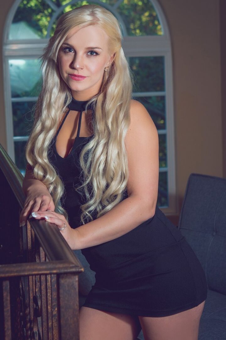 20P Esposa loira gostosa Bella Jane chupa um homem na frente do marido corno