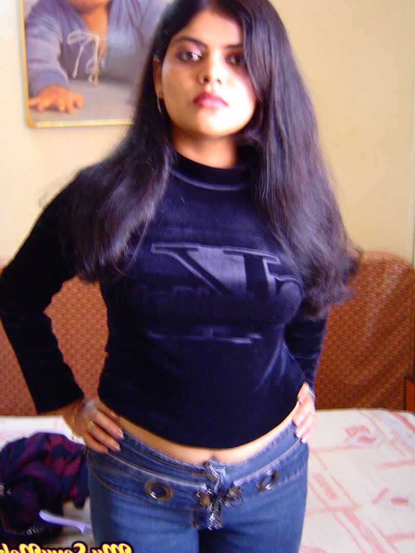 15P Garota indiana sozinha Neha descobre seus seios naturais na cama em jeans