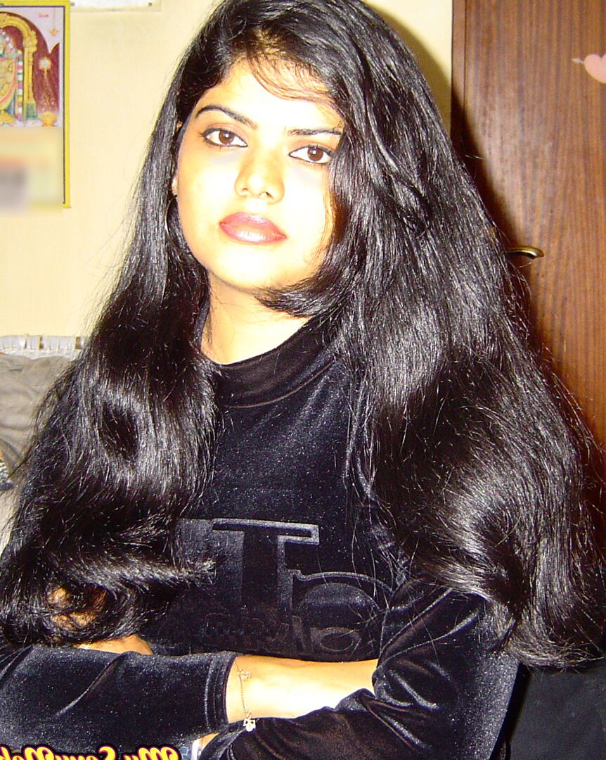 15P Garota indiana sozinha Neha descobre seus seios naturais na cama em jeans