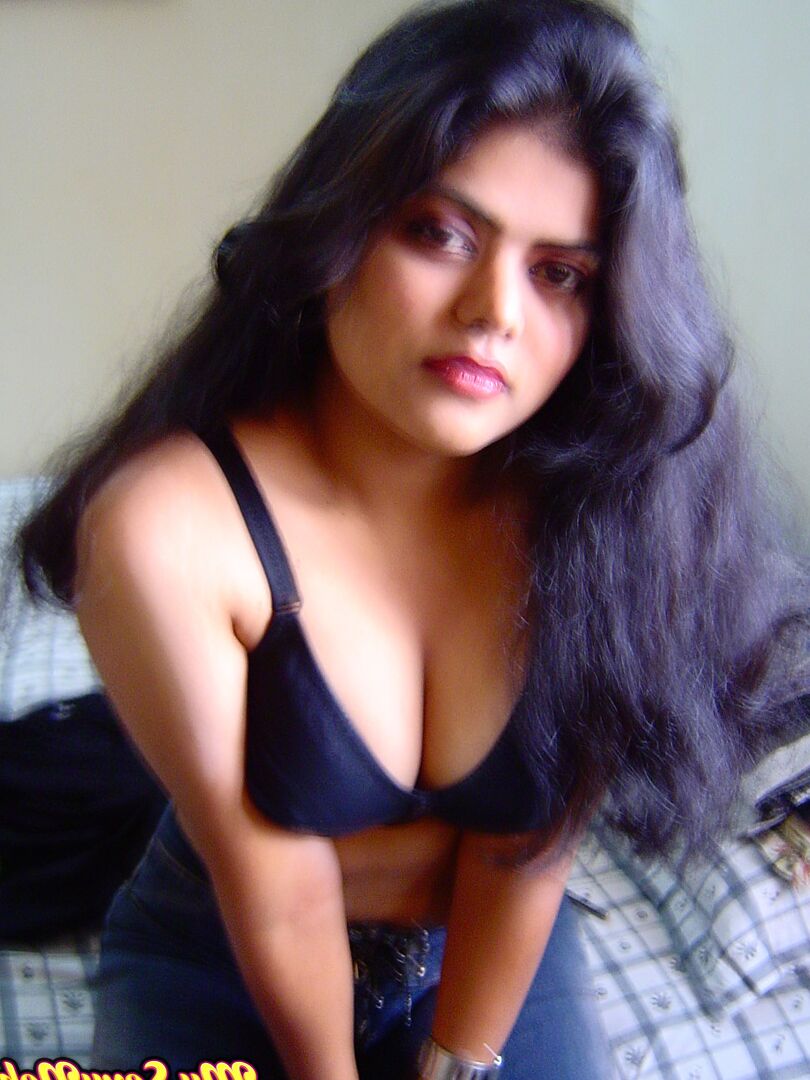 15P Garota indiana sozinha Neha descobre seus seios naturais na cama em jeans