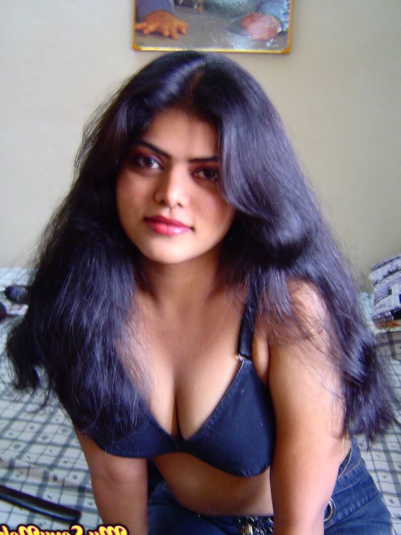 15P Garota indiana sozinha Neha descobre seus seios naturais na cama em jeans