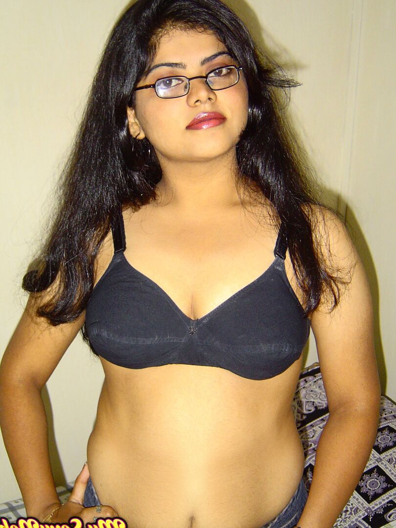 15P Garota indiana sozinha Neha descobre seus seios naturais na cama em jeans